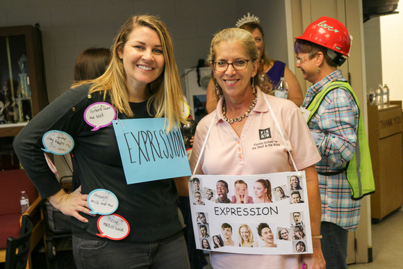 Two teachers, both with the vocabulary word "Expression."